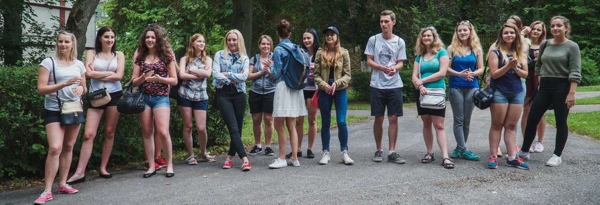 Prohlídka městského lesoparku v Trutnově, trubači, „vábič“ jelenů, včelaři a sokolnice